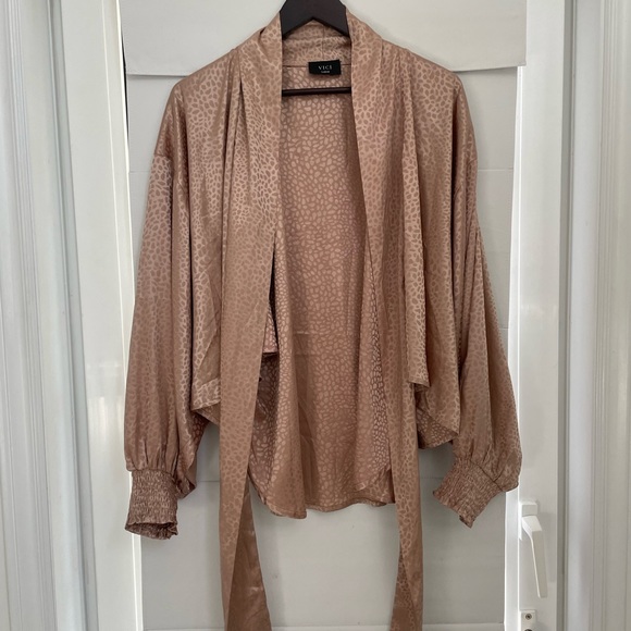 Gorgeous Vici oversized front tie blouse. Never worn. - Picture 5 of 9